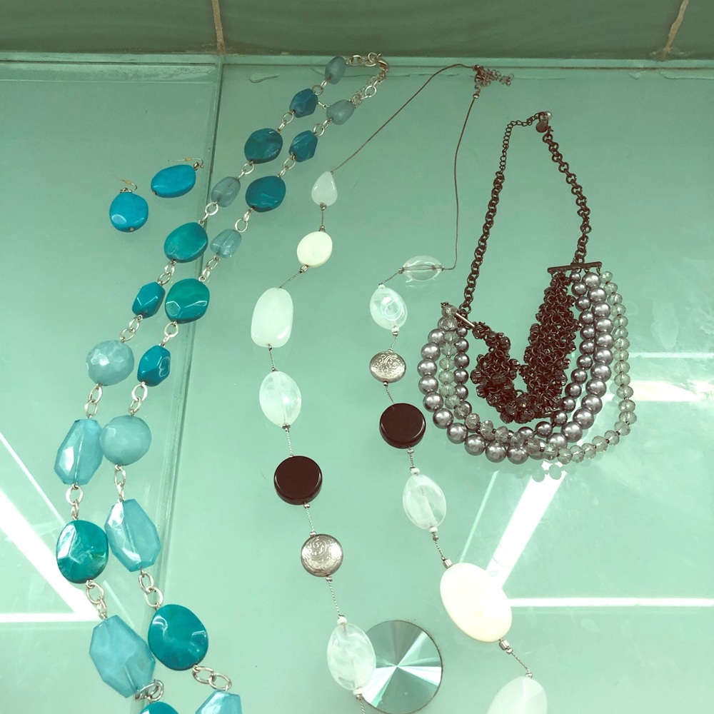 3 necklaces 1 set earrings